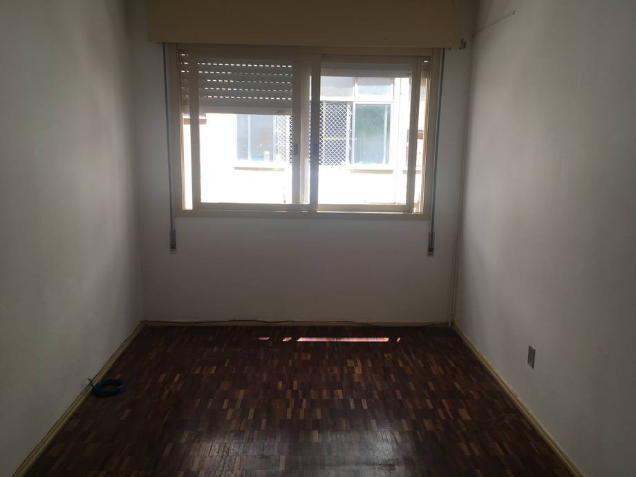 Apartamento de 1 dormitrio em BOM estado de conservao, , living com 2 ambientes, 1 Banheiro social, cozinha, rea de servio com espera para mquinas, Esquadrias em MAD. NAT. PINTADA BOM estado de conservao, fachada em pintura Gradil, salo de festas, churrasqueira, portaria 24hr, imediaes Repblica Apartamento um dormitrio, edifcio com elevador, bicicletrio, salo de festas, churrasqueira, terrao coletivo e baixo custo condominial. Prximo a todas as convenincias do Centro e Cidade Baixa. Vale a pena conferir! 