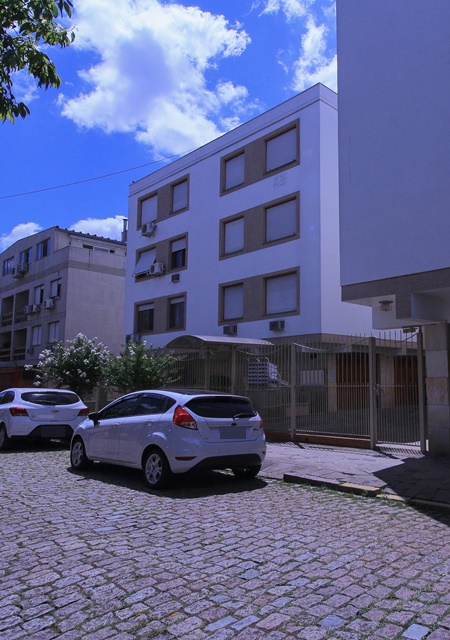 Apartamento de 3 dormitrios , living, cozinha montada, dependncia extra (dormitrio empregados), WC auxiliar, Jardim, Gradil, 