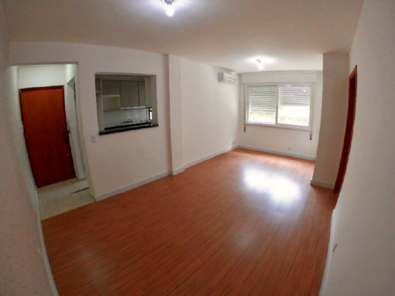 Apartamento de 2 dormitrios, ambos com armrios, living com 2 ambientes, 1 Banheiro social, rea de servio com espera para mquinas, gua quente, split, uma vaga de garagem. Edifcil com jardim, gradil, zelador, elevador. Localizado no barrio Petrpolis, a poucos metros da Av. Ipiranga. Perto de restaurantes, farmcias, hospotis, academia, parada de onibus, Hipermercado Zaffari e com fcil acesso para shopping, perto de tudo o que voce precisa. 